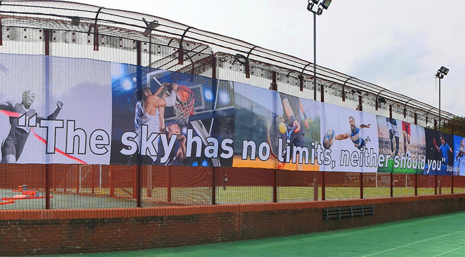 Outdoor fabric banner for a sports centre